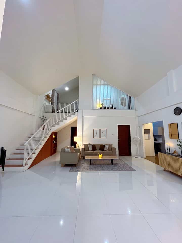 Memilih dekorasi yang tepat di area living room ini dengan beberapa lampu led, bunga artificial dan tambahan vas yang simple. Simple tapi cukup banget buat nambah suasana living room makin cozy, terutama dimalam hari #DekorasiEstetik #SmallDecorItems #DecorativeItems #CatInterior #kertasive #lighting 