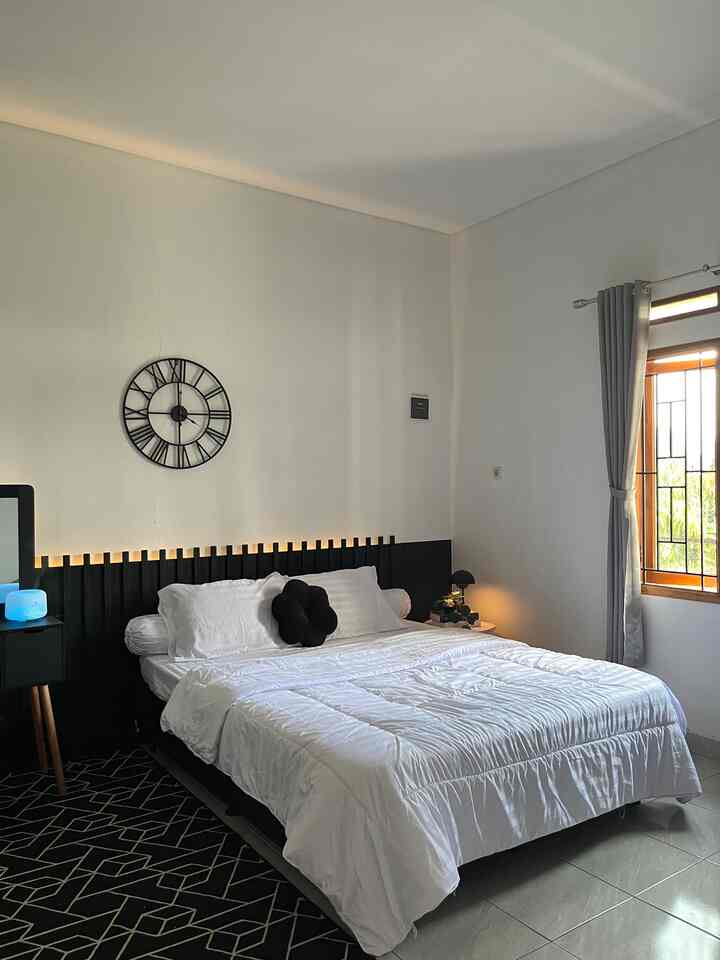 Cara aku mempercatik kamar utama 

- Menambahkan LED stripe pada bagian headboard, selain bisa dijadikan lampu tidur ini juga membuat ruangan jadi lebih warm. 

- Jam dinding industrial yang tak hanya berfungsi tapi juga membuat dinding jadi lebih estetik. 

- Kemudian di meja kecil samping tempat tidur aku juga menambahkan lampu tidur dan tanaman artificial agar kamar terilhat lebih segar. 

- Tak lupa aku tambahan keset kucing gemas, selain berfungsi untuk membersihkan kaki juga bikin lantai jadi terlihat lucu.

- Terakhir aku simpan diffuser yang tak hanya berfungsi untuk memberikan sensasi relax saat istriahat lampunya juga bikin meja rias jadi lebih cantik. 

Tips dari aku ketika memilih dekorasi selain untuk mempercantik juga usahakan mempunyai fungsi. 

#bumigerrd #kamarminimalis #kamarmonochrome #tanamanartificial #jamdindingindustrial #DekorasiEstetik #SmallDecorItems #DecorativeItems #DekorasiKamarTidur #DekorasiLowBudget
