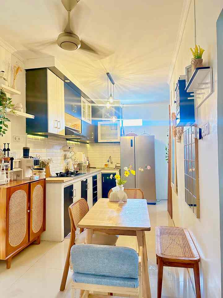 Dapur dan ruang makan yg berukuran 3x2m2 ini melakukan sedikit renovasi yang berdampak besar,,
1.Lighting penggantian lampu dengan lampu hias membuat dapur ini memiliki vibe yg lebih warm
2.Penambahan coffe corner,,coffe corner yg berada dipojok menambahkan kesan lebih compact dan lengkap
3.Beberapa dekorasi yg berwrna senada dan tanaman artificial menambah dapur ini menjadi lebih hidup
Semoga menginspirasi tema-teman semua 🥰
#Customlemaricoffebar #lampuhias #mejamakanjati #kipasangingantung #MyDreamKitchen #KitchenRenovation #KitchenStyling