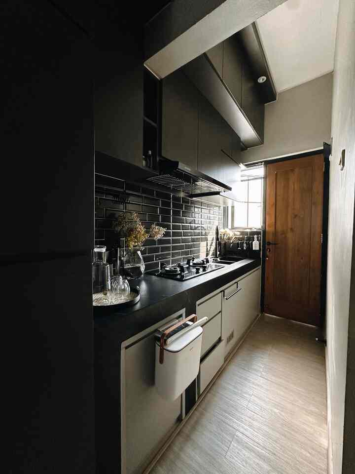 Dapur lama udah di-upgrade, vibes-nya langsung beda banget! Pilihan material yang pas ternyata ngaruh besar, apalagi di ruang terbatas. Nah, ini dia perubahan yang bikin dapur biasa jadi luar biasa:

1. Meja beton? Bye-bye! Sekarang pakai tough top hitam motif granit. Lebih kece, elegan, dan super tahan lama.

2. Sink baru nih, dua bak dong. Nyuci piring makin lega, cocok banget buat aku yang tim “lebih seneng nyuci piring daripada masak” 🤣.

3. Lantai vynil dari Taco bikin dapur jadi homey banget. Warm vibes-nya dapet, cozy-nya maksimal.

4. Tirai kayu di jendela pakai brand Onna! Selain ngurangin cahaya panas yang bikin kabinet gak nyaman, estetikanya juga dapet.

Gitu aja deh, perubahan kecil tapi efeknya besar banget. Jadi makin betah ngapain aja di dapur 🍳 Apa bagian dapurmu yang pengen diubah? 

#toughtopinspirasi #sinkdapur #vynil #tiraikayu #mydreamkitchen #kitchenrenovation #kitchenstyling