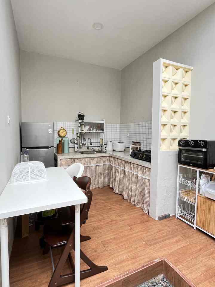 Dapur ini awalnya bawaan developer cuma segaris dan letaknya ga sesuai dgn keinginan kami. 

Jadi sedikit renov dan pindah posisi, alhamdulillah jadi lebih nyaman dan terasa luas. Kami memang ingin dapur terpisah dgn area lain menghindari lantai yg minyakan 😄
Karena kami ga punya dapur kotor dan sering hari hari masakan kami tu ekstra semua 🤣 maklum orang sumatera 

Jadi kau area dapur terpisah jd minyak dll ga ke mana mana 🥰

Semoga menginspirasi ✨

#dapur #rakpiring #backsplash #mejamakan #kursimakan #gordenkolong #sink #kulkas #toptable
#MyDreamKitchen
#KitchenRenovation 
#KitchenStyling