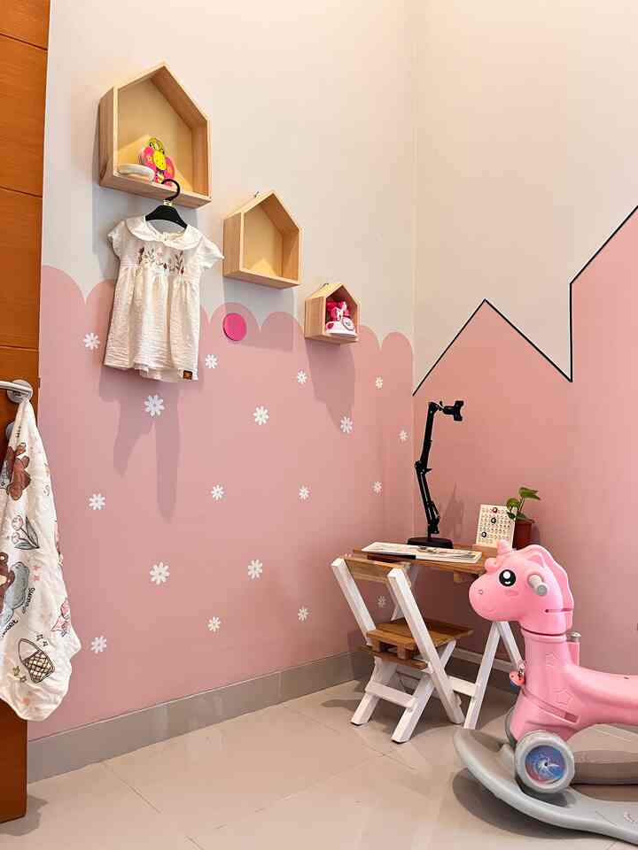 1. Ruangan kamar anak menjadi lebih fresh dan girly dengan tambahan "dekorasi stiker dinding daisy" dan warna cat yg soft 👧🏻

2. Taman dengan sentuhan "dekorasi lampu dinding" yang warm dipadukan dengan sedikit sentuhan "dekorasi lantai wood" membuat suasana jadi cozy dan syahdu ✨

3. "dekorasi Stone Step" natural yang memberikan kesan outdoor padahal area ini dalam rumah, jadi bikin sensasi tekstur berbeda di kaki tiap mau pindah lokasi dari ruang depan ke belakang 🥰

4. Area bermain anak yang diberi "dekorasi sekat rak buku" membuat yg buat pemisah dari area ruang tamu ke ruang main anak ❤️

Itu beberapa dekorasi yang aku gunakan dirumah. Semoga menginspirasi ✨


#ruangmain #kamaranak #tamanindoor #rakbuku #lamputaman #stikerdinding #stepstone #dindingkamprot
#DekorasiEstetik 
#SmallDecorItems
#DecorativeItems
