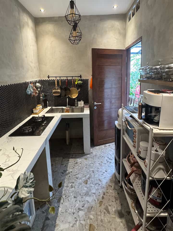 Aku gak nyangka gudang berukuran 3x2,5 m ini bisa jadi dapur kotor impanku..Allahumma baarik 😇 😇😇
Dengan penekanan pada finishing dan material yang bergaya natural atau mentah, table top marmer juga jadi visual cantik yang melengkapi dapurku.
Supaya makin estetik, aku pasang juga lampu gantung dengan gaya industrial terbaik. Apalagi, saat ini sudah banyak tersedia pilihan model lampu ☺️

#MyDreamKitchen
#KitchenRenovation
#KitchenStyling
#DapurKotor
#GranitTerazzo
#GranitMarmer
#KitchenIndustrialSimple
#DekorasiLampuGantung
#CatAcian