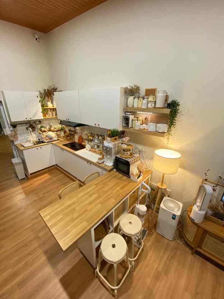 Area dapur ini sebenernya area belakang rumah yang emang belum ada apa2nya saat beli rumah. Alhamdulilah ada rejeki bisa bangun bagian belakang rumah. Yang tadinya taman besar di alihfungsikan jadi berbagai ruangan.

Pakai kitchen set IKEA Knoxhult karena emang suka designnya dan murah secara budget
Dari awal bangun juga lantai hanya di aci lalu dipasang Vinyl. Jadi lebih murah dan emang ga bs injek keramik dingin.

Alhamdulilah dapur ini udh lebih dari cukup. Tapi kalau ada rejeki lagi pengen deh pake dishwasher🥰


 #MyDreamKitchen
#KitchenRenovation
#KitchenStyling #lantaivinyl #kitchensetminimalis #plafonwpc 