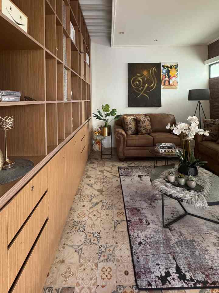 Ruangan tamu pun seringkali mencerminkan kesukaan pemilik rumah. Munculnya berbagai gaya interior saat ini membuat ruangan tamu bisa didesain dengan sangat variatif. Salah satu gaya interior yang menjadi tren saat ini adalah industrial.
Beberapa item dekorasi yang menunjang ruang tamuku : 
- karpet 
Selain memberikan sentuhan dekoratif, penempatan karpet yang tepat juga dapat memberikan fungsi tambahan yang memperindah ruangan. 
- bunga artificial 
Vas bunga  yang ditaruh di tengah ruang tamu akan memikat perhatian. Kehadirannya bahkan dapat membuat ruangan terasa jauh lebih hidup, bisa menyesuaikan ukuran vas bunga sesuai dengan ukuran meja.
- partisi 
sebagai penyekat ruangan, partisi juga memiliki fungsi sebagai penghias interior, bisa membuat partisi dengan desain yang estetik atau menambahkan berbagai hiasan pada partisi. Partisi dengan desain yang cantik akan membuat nuansa interior lebih menarik dan menjadi elemen dekoratif pada rumah minimalis.

#DekorasiEstetik
#SmallDecorItems
#DecorativeItems
#PartisiRuangan
#DekorasiKarpet
#TanamanHias
#RuangTamuIndustrial
#GranitBatik
