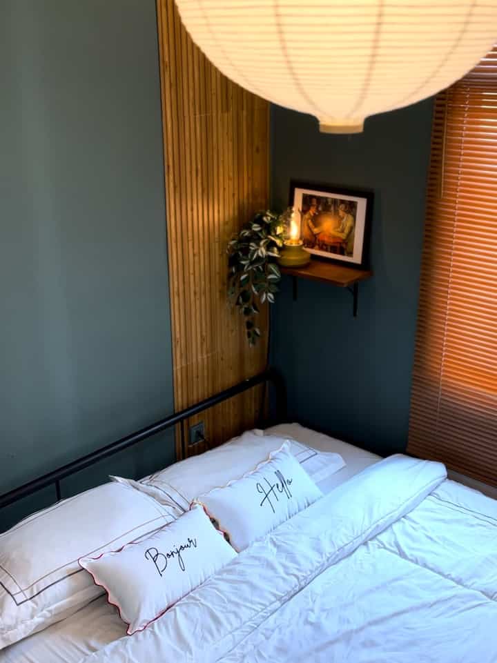 Item dekoratif yang ngaruh banget bikin ambience ruangan lebih estetik dan warm adalah aneka lighting.. aksen kayu pada area dinding dengan wallpanel dan juga pemilihan warna pada cat dinding.

#catdindingjotun #lampugantungikea #lampuantikikea #wallpanel #bedcoverhotel #dekorasiestetik #smalldecoritems #decorativeitems