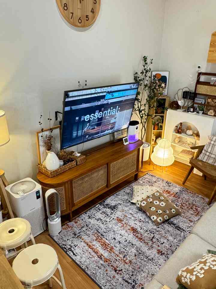 Mempercantik rumah dengan beberapa dekorasi dan peralatan elektronik yang looknya cakep.

Kaya air purifier umeda ini warnanya putih dan bentuknya simple bikin cakep ditaro di ruang tv. Kipas angin tanpa baling dari senus juga berfungsi baik dan bisa dipajang karena ga bikin keliatan kipas banget gitu.

kotak rotan juga bisa sebagai dekorasi walau sebenernya fungsi utamanya untuk storage. Tapi keliatan jadi cakep gitu ruangannya

Tentunya lampu dimana-mana yang bikin ruangan makin warm dan cozy.

#DekorasiEstetik
#SmallDecorItems
#DecorativeItems #livingroom #cozyvibe #karpetminimalis #ruangtv 