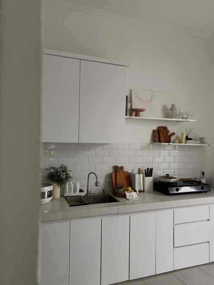 Kitchen transformation at Livingwithnas’s 🏡

Secara warna sebenernya tidak ada yang berubah, yang berubah hanya dekorasinya saja jadi terlihat lebih warm & homey ❤️

#kitchensetputih #backsplashkitchen #woodencuttingboard #Mydreamkitchen #Kitchenrenovation #Kitchenstyling