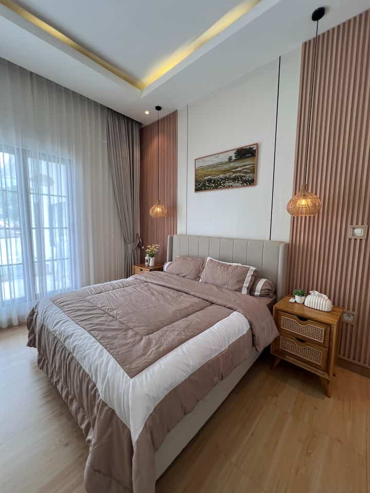 Kamar utama dirumah, dibikin senyaman dan estetik karena sering menghabiskan waktu di kamar. Aku tambahkan dekorasi untuk mempercantik kamar seperti lampu gantung rotan, vas bunga, tempat lilin, wadah, tissu estetik, wall art serta standing lamp disudut kamar.

#kamarutama #kamartidur #bedroom #lampugantung #vasbunga #wadahtissu #tempatlilin #masterbedroom #kamarestetik #dekorasiestetik #smalldecoritems #decorativeitems