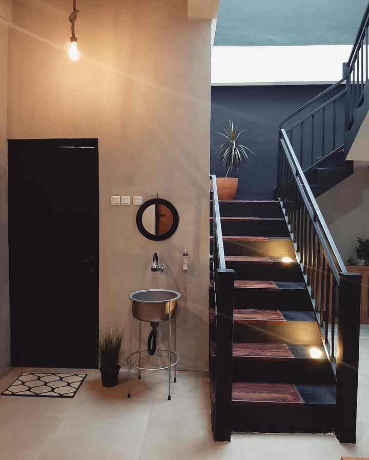 Ga banyak memang yg mendekor area tangga & ga semua kepikiran mau membuat tangga terlihat estetik. cara simple merefresh area tangga biar ga gtu2 aj adalah memberi tanaman yg awet untuk di area indoor dengan pot teracota/cover pot misal dari bahan rotan. bisa juga dinding kosong diberi walldecor macam wall in fame gtu 


#industrialstyle #dekorasiestetik #smalldrcoritems #decorativeitems #tanggaminimalis #interiormodern #inspirasitanggarumah