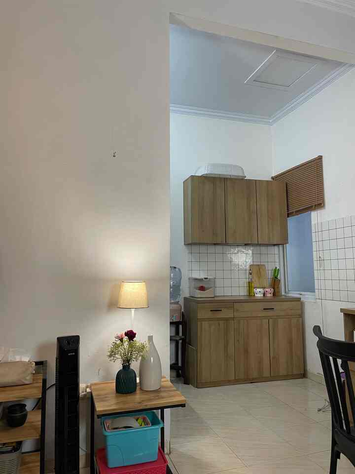 Before ➡️ After: Dapur Penuh Sesak Berubah Jadi #MyDreamKitchen ✨

Siapa yang relate dengan dapur kecil yang terasa sesak karena terlalu banyak barang? Aku juga pernah mengalami itu! Dulu, setiap sudut penuh dengan peralatan yang tertumpuk, ruang gerak terbatas, dan jujur aja, jauh dari kata nyaman.

Pelan-pelan, aku mulai mengubahnya dengan beberapa prinsip sederhana:
✔ Pemilihan furnitur yang senada—Aku memilih kabinet dengan desain Japandi minimalis, warna kayu natural yang hangat, dan model tertutup supaya tampilan lebih rapi.
✔ Layout yang lebih lega—Menyesuaikan posisi kabinet agar tidak menghambat pergerakan dan menciptakan ruang dapur yang lebih fungsional.
✔ Less is more—Dulu hampir semua peralatan dapur dipajang, sekarang aku simpan di dalam kabinet supaya dapur terlihat lebih bersih dan estetik.

Sekarang, masak jadi lebih nyaman, suasana dapur lebih tenang, dan tentu saja, makin betah di rumah! ✨ Ada yang juga lagi proses renovasi dapur? Share pengalaman kalian di kolom komentar!

#MyDreamKitchen #KitchenRenovation #KitchenStyling #JapandiMinimalist #KabinetDapurKayu #KabinetMinimalis