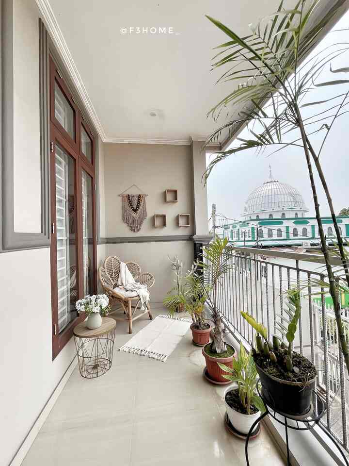 Dulu sudut ini cuma kosong aja.
Tapi setelah ditambah kursi teras, walldecor dan aksesories lainnya, rasanya lebih hidup.
Kadang yang bikin nyaman itu bukan soal besar atau mahalnya barang, tapi bagaimana kita menyusun dan menikmatinya.

#balkon #warnacatrumah #cat #wallpaperdinding #wallpaperestetik #inspirasidekorasi #ruanganfavorit #dekorasiestetik #smalldekoritems #decorativeitems 
