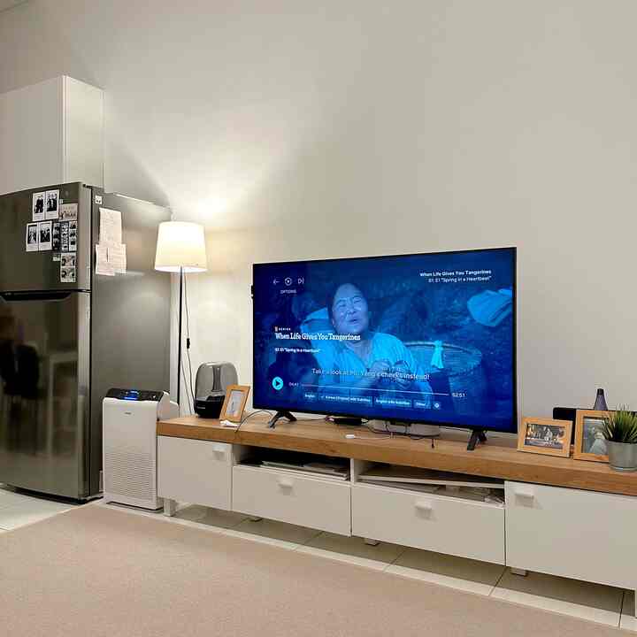 Jelang sore di rumah sederhana 1 lantai. Menikmati sore sambil tunggu pisang goreng matang sembari santai nonton TV! Santai sejenak menunggu hadirnya malam, setelah berkutik dengan pekerjaan seharian. 😌 #RumahOpenSpace #RumahTanpaSekat

#rumah1lantai #rumahsederhana #rumahminimalis