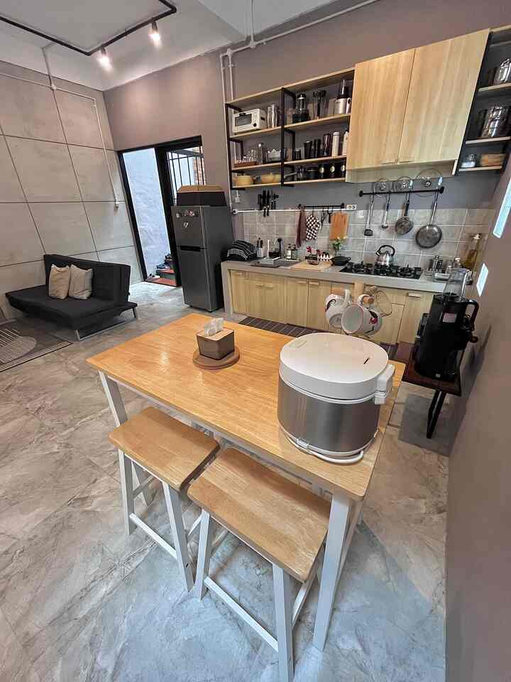 Perubahan kecil di Dapur Impian ku

Kalau dilihat di slide 1 dan 2 , akan terlihat jelas perbedaan pada cat tembok

Dirumah open space kadang susah susah  gampang untuk membedakan ruangan , jadi untuk membedakannya salah satu nya adalah dengan cat tembok

Untuk sebelum nya tembok dapur terbuat dari dinding expose, yang aku sadari ternyata sangat tidak cocok untuk dapur, jadi aku memutuskan untuk mengganti nya dengan cat spotless warna abu gelap, sempet ragu tapi ternyata membuat dapur ku yang segaris ini on point. 
#mydreamkitchen #kitchenrenovation #kitchenstyling #dapurcor #dapursegaris #catspotless #ambalanterbuka
