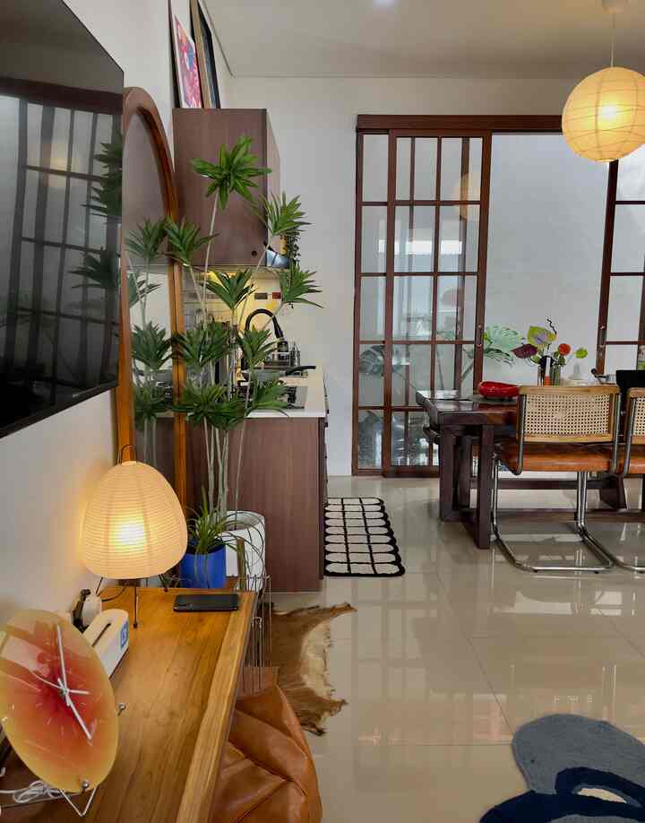 Dekorasi pilihan di rumah first21.haus 💎
Beberapa dekor item yg jadi gamechanger buat rumah ini :
.
Dracaena Artificial 180cm 🌴
Tanaman plastik sebelumnya tingginya hanya 140cm, daunnya jg terlalu rimbun. Setelah ganti pohon artifisial yg lebih tinggi ini, ruangan makin estetik karna desainnya lebih natural, cabang & daun unik dan tidak terlalu rimbun. Sehingga fungsi sbg partisi ruangan antara living room & dapur lebih on point kan..👌🏼
.
Rug / Karpet Livingroom 180x120cm🎴
Rug ini memberikan sentuhan warna & pola yg unik buat livingroom ku. Custom desain mirip gradasi ombak 🌊 bahannya jg nyaman buat rebahan. Yg penting kudu rajin bebersih yaa pakai vacum 🔌
.
Sarung-Sarung Bantal yg TIDAK Senada🛟
Kita punya 6 motif & warna sarung bantal untuk di rolling bergantian. dekorasi kecil tp ngaruh bgt sma suasana sofa di livingroom. motif & warna berbeda seperti kotak catur, garis, motif macan dll. Cobain yuk!
.
Poster Art Print Seni Kanji 🖼️
Referensi dari cafe2 skena, ternyata art print kata-kata & gambar dr seniman karya alm Soepomo ini banyak yg relate dgn kehidupan tp tetep terkesan edgy sekaligus low profil. Kepoin deh koleksinya..
.
Dupa Zen mountain 🏔️
Kalau km suka aroma alam seperti kayu gaharu di pegunungan, pilih holder + backflow dupa yg ini cocok bgt perpaduannya buat relaxing dirumah dgn desain gak biasa, orang bertapa bawah gunung. Zen bgt 🧘‍♀️
.
Teman-teman paling suka yg mana? Komen yah 🥰
#DekorasiEstetik #SmallDecorItems #DecorativeItems #pohonartifisial #artifisialplant #dracaena #standingpot #pottanahliat #jamsunset #dupabakar #artprint #senikanji #cushioncover #rugestetik 