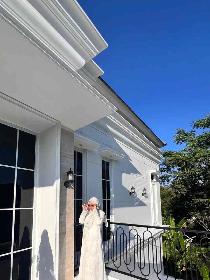 Balkon yang merupakan tempat bersantai yang nyaman dengan hembusan angin dan pemandangan indah melihat gunung #balkon #rumahklasik #rumahku 