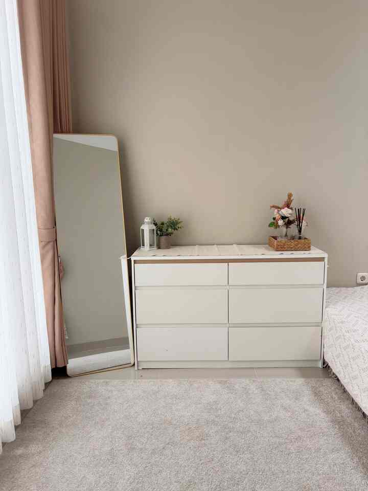 ✨ Dengan sentuhan dekorasi kecil bikin ruangan jadi makin cantik & hidup 🤍

🌸 Selain tanaman, aku pilih produk produk yang multifungsi. Lilin aroma & reed diffuser estetik yang kasih wangi ruangan.

💡 Lentera estetik yang bisa jadi lampu darurat ketika mati lampu & mudah dijangkau. 

🛒 Detail produknya tap icon (+) yaaa 🤍

#LivingRoom #LivingRoomMinimalis #LivingRoomDecor #JapandiHome #KarpetMinimalis #LemariDrawer #StandingMirror #BungaAritifical #VasBunga #LilinAroma #Lentera #DekorasiEstetik #SmallDecorItems #DecorativeItems