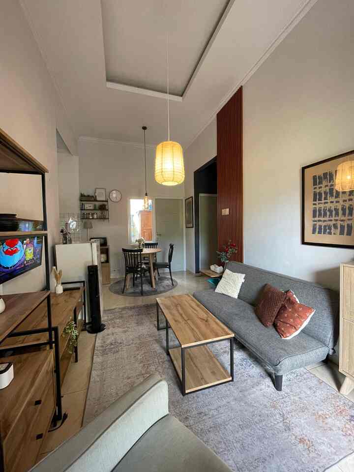 Cara Membuat Rumah Terlihat Estetik & Nyaman ✨

Siapa bilang rumah mungil nggak bisa terlihat estetik? Dengan pemilihan dekorasi yang tepat, rumah bisa terasa lebih cozy dan tetap fungsional! Ini beberapa trik yang aku terapkan di rumah:

✔ Warna Netral & Hangat 
Menggunakan kombinasi warna earth tone seperti kayu, abu-abu, dan beige untuk menciptakan suasana yang tenang dan harmonis.
✔ Layering Tekstur 
Karpet rustic, bantal sofa dengan berbagai motif, dan aksen kayu memberikan dimensi yang lebih hidup pada ruangan.
✔ Pencahayaan yang Hangat
Menggunakan lampu gantung dengan tone warm white agar ruangan terasa lebih homey.
✔ Furniture Multifungsi 
Meja dan rak dengan desain minimalis industrial membantu menjaga ruangan tetap rapi tanpa mengorbankan estetika.
✔ Statement Wall 
Panel kayu vertikal di salah satu sisi dinding memberi kesan hangat dan menambah karakter pada ruangan.
✔ Sentuhan Dekorasi Kecil 
Vas bunga dan wall art simpel bisa membuat ruangan lebih hidup tanpa terlihat berlebihan.

Kuncinya adalah tetap simpel, tetapi setiap elemen punya fungsi dan estetika yang seimbang. Gimana menurut kalian? Bagian mana yang paling kalian suka?

#HomeDecor #MinimalistLiving #CozyInterior #DekorasiEstetik #SmallDecorItems #DecorativeItems
#IndustrialJapandi #IndustrialMinimalist #JapandiMinimalist #LivingRoomStyling #WPCPanel #KarpetRustic #WarnaCatRumah #SofaBedMinimalist #RakKayuBesi #FurnitureMultifungsi