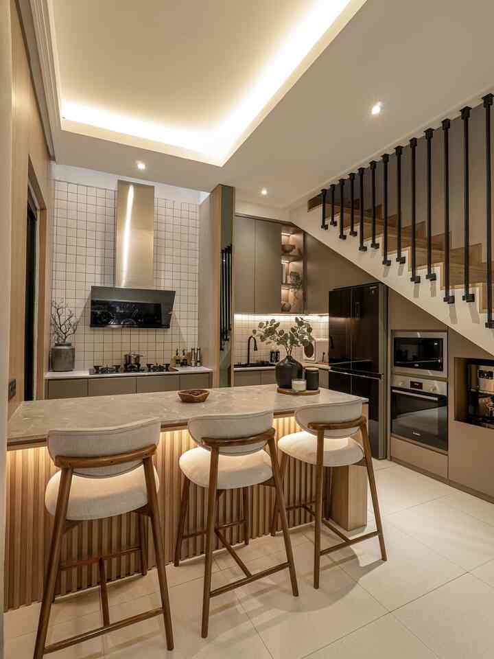 Ruangan pertama yang aku design & build waktu rumah ini jadi adalah kitchen. Awalnya kitchen di area ini mungil banget, karena aku suka masak aku putusin untuk memperluas kitchen ini. Dari awal aku memang mau lebih banyak kabinet tertutup biar gak berantakan dan minim debu, kitchen island disini kami gunakan sebagai meja makan, preparation table dan storage untuk memaksimalkan space. 
#MyDreamKitchen #KitchenRenovation #KitchenStyling #KitchenIsland #Countertop #HPL #CatDinding #Wallpanel #KitchenSink
