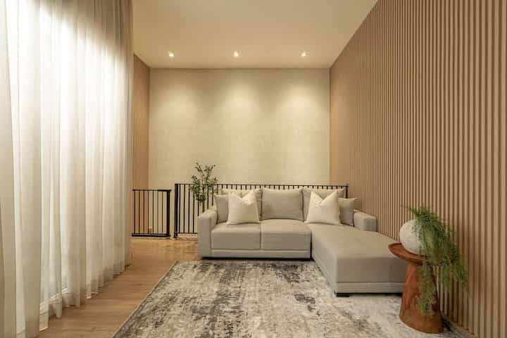 Dekorasi itu bikin ruangan gak cuma cantik, tapi juga bikin rumah lebih nyaman.  Seperti beberapa items di ruangan ini, cek produknya di product tag (blue button) ya!
#DekorasiEstetik #SmallDecorItems #DecorativeItems #SofaLeterL #Wallpanel #SideTable #Vas 