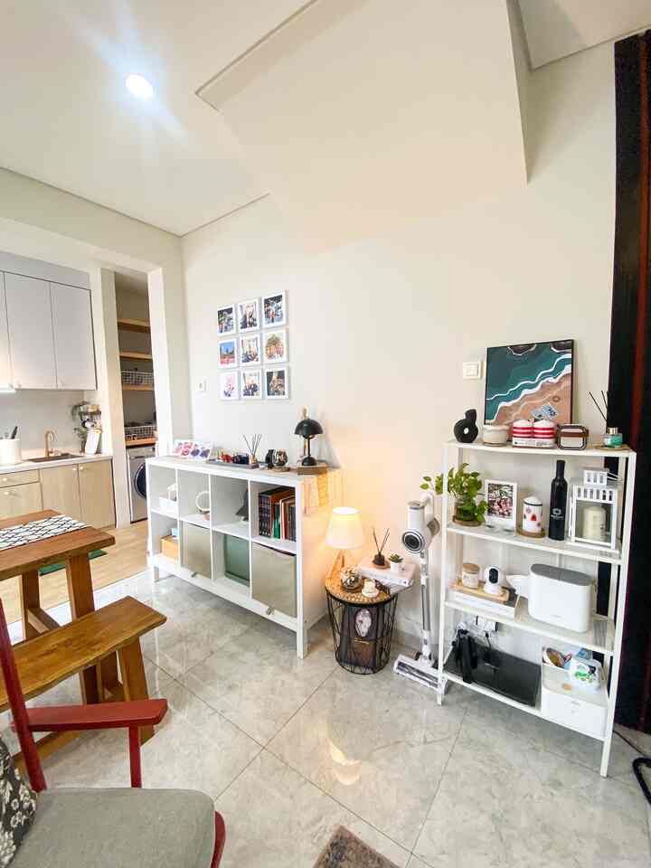 Karna rumah kami menerapkan konsep open space dan saya sebagai ibu rumah tangga yang ingin rumah nya tetap terlihat menarik dengan sagala dekorasi menarik. Maka dari itu kami menyediakan space khusus untuk meletakan dekorasi sebagai hiasan dirumah ini

Yang menarik dari space khusus ini banyak dekorasi kecil tapi tetap kami susun rapih agar tetap menjadi sudut yang bisa di nikmati sendiri oleh kami ataupun tamu yang datang kerumah

Salah satu dekorasi perjalanan liburan kami yang kami bingkai di salah satu dinding , mengisi dengan lampu hias , kami juga menaru 2 rak untuk menaruh beberapa dekori kecil sebagai hiasan , dan ada juga beberapa lilin sebagai hiasan

#rakikea
#rakpenyimpanan 
#dekorasiestetik
#smalldecoritems
#decorativeitems
#segehouse