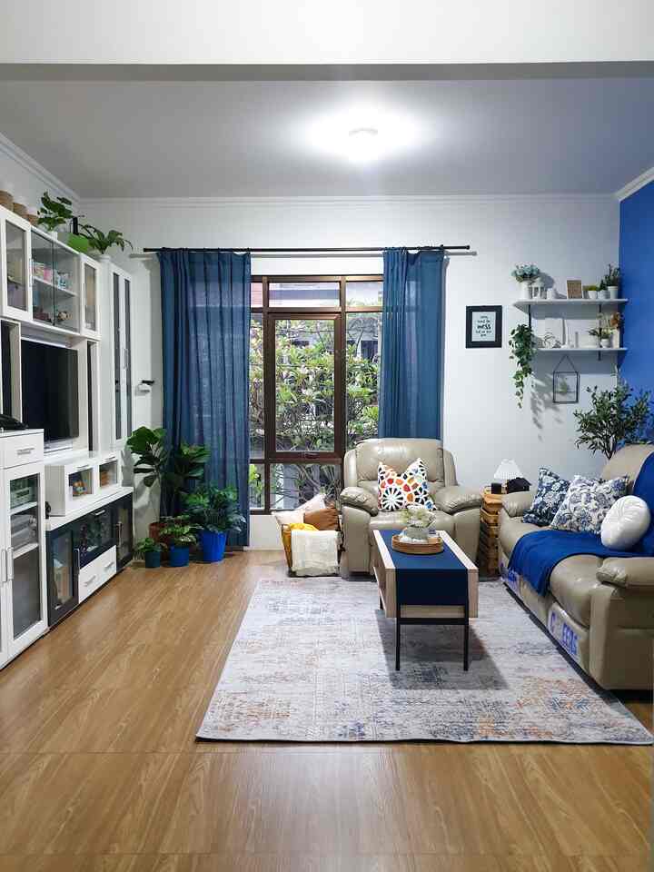 Dulu ibok tuh paling tidak peduli dekorasi rumah. yg penting barang utama ada dan kondisi rumah selalu bersih plus rapi. sejak covid, karena banyak di rumah, akhirnya sering buka sosmed dan melihat banyak inspirasi dekorasi rumah yg cakep2 dan ternyata affordable juga loh. mulai deh pelan2 belajar mendekor rumah. 

Dan ini salah satu hasil dekor ala2 ibok di livingroom. mulai dari penggunaan karpet motif minimalis, tanaman2 artificial, cushion, dan printilan pajangan lucuk. cuzz diceki2, sapatau ada printilan yg pengen kamu beli juga untuk dekorasi rumah 😍




#DekorasiEstetik
#SmallDecorItems
#DecorativeItems
#ruangtamu #Sofa #sofakulit #sofaruangtamu #sofatunggal #sofa3dudukan 
#karpetruangtamu #cushion #TanamanDeco 
#homestagram 
