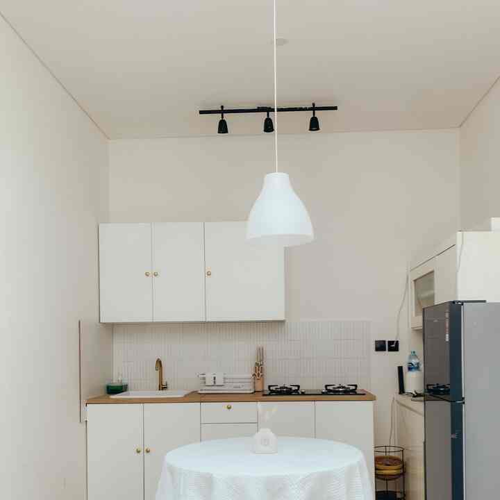 Siapa sangka ruang yang tadinya cuma tiang kayu dan debu bisa berubah jadi tempat masak yang nyaman? Prosesnya nggak instan, dari memilih desain, berburu material, sampai memastikan setiap detail sesuai impian—semuanya butuh perjuangan! 💪🏼

Tapi akhirnya, semuanya terbayar. Sekarang, dapur ini bukan cuma tempat masak, tapi juga ruang kumpul yang bikin betah. Kalau kamu bisa renovasi satu bagian rumah, mana yang jadi prioritas? Dan apa bagian dapur yang nggak bisa kamu kompromi? 🍽️🔥

#MyDreamKitchen #KitchenRenovation #KitchenStyling #KitchenTransformation #DreamKitchen #BeforeAndAfter #HomeDecor #HomeInspiration #InteriorDesign #KitchenGoals #MinimalistKitchen #HomeMakeover #HouseRenovation #KitchenDesign 