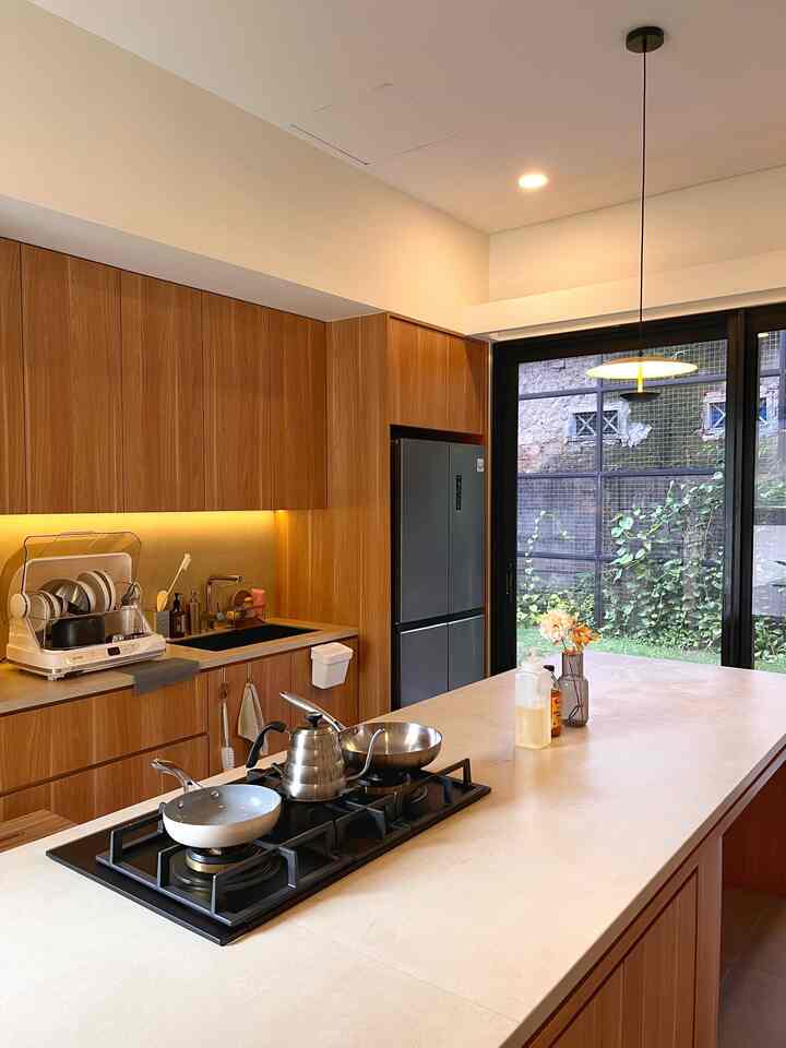 Sebelum vs hasil dari #MyDreamKitchen #KitchenRenovation #KitchenStyling #hpltaco #kulkas #ricecooker #granit #sinkdapur #lightingdapur