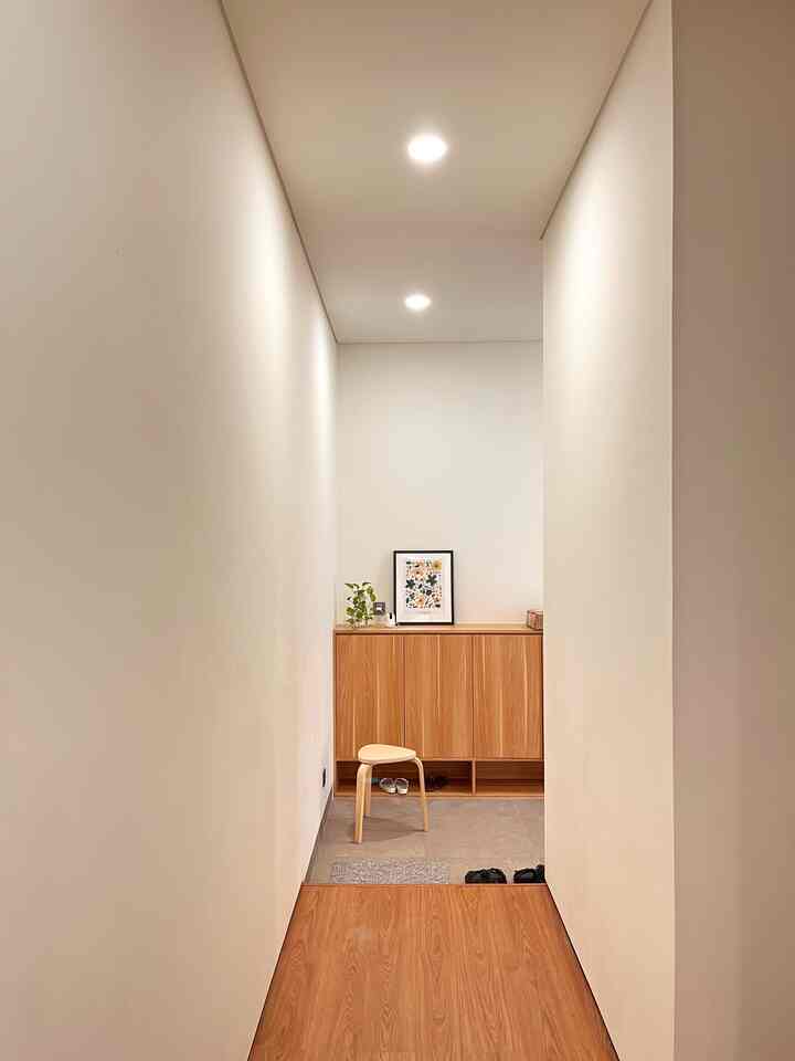 This is how we decorate the rooms. Not many decorative attributes but enough to give a lively feel and reflect the character of the occupants🏠

#AestheticDecoration #SmallDecorItems #DecorativeItems #vasebunga #framefoto #dekorlivingroom #sofacushion #foyer #raksepatu #coffeecabinet