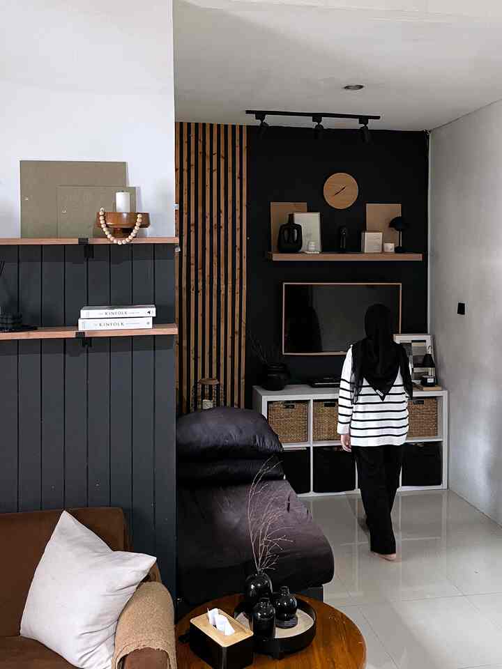 —— Small decorations, big impact! ✨

Sometimes, small touches can make a home feel warmer and more comfortable. In this room, I used some of my favorite decor pieces, such as wall decor, dummy books, vases, round mirrors, and standing lamps to create a more aesthetic and cozy atmosphere. 

The combination of neutral colors with wooden elements also makes the room feel more homey. 

Hopefully it inspires 🥰

#Ambalan #WallBatten #StandingLamp #RoundMirror #Vas #RoundTable #CoffeeTable #RakTV #WallSlat #WallDecor 
#CozyLiving #MinimalistDecor #HomeyVibes #WarmInterior #LivingRoomGoals #ScandinavianStyle #HomeDecorIdeas #InteriorInspo #DekorasiEstetik
#SmallDecorItems #DecorativeItems