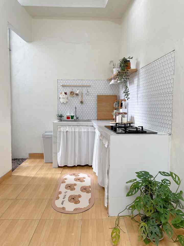 Perubahan kecil pada area dapur yang menambah kesan estetika.

Mengganti beberapa barang dapur dengan yang lebih senada dan cocok dengan tema dapur. Tapi tetap tidak kehilangan fungsi dan tetap mengedepankan konsep minimalis.

#MyDreamKitchen #KitchenRenovation #KitchenStyling #GordenKolongDapur #KitchenMat #TempatSampahEstetik #RelGantunganDapur #AmbalanDapur