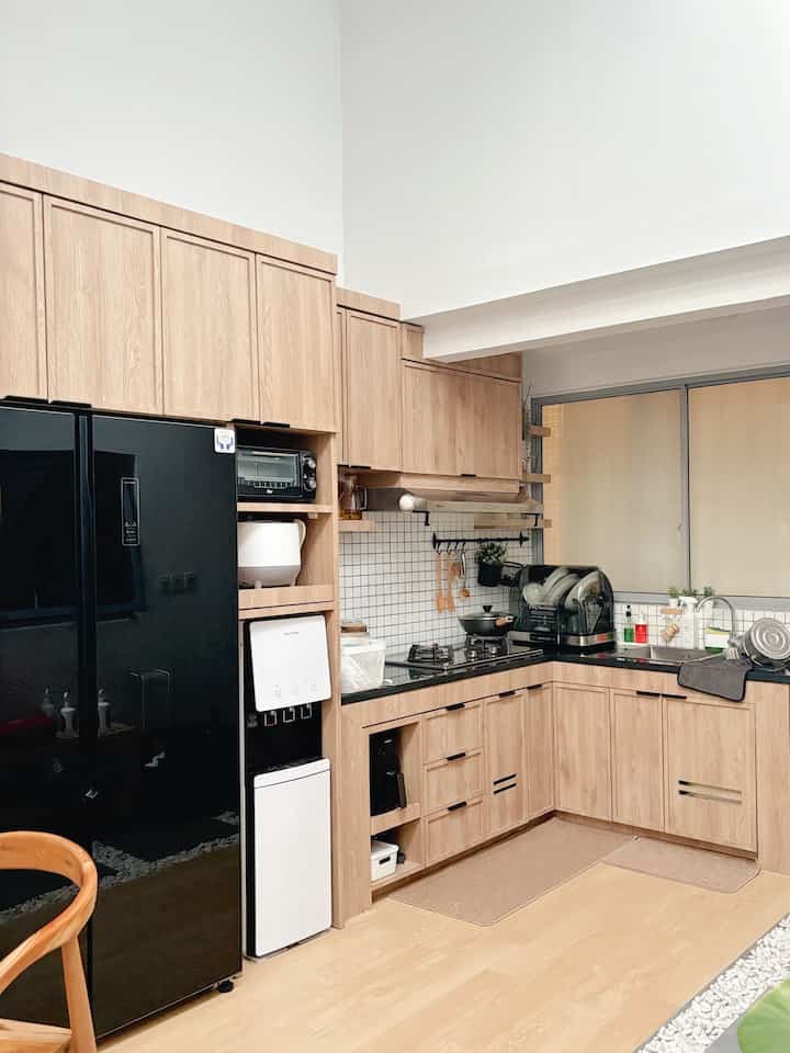 Dapur ini awalnya hanya berukuran 1.6 meter, akhirnya kita renovasi memanjang ke sebelah kiri agar dapur ini lebih luas.. 

lalu setelah pemasangan top table dan backsplash kita ga langsung pasang kitchen cabinet ya, setelah selang satu tahun kita nabung akhirnya kita bisa wujudin dream kitchen dengan nuansa natural kayak gini🤍

untuk material kitchen nya pake blackboard hpl taco oak.. 

semoga bisa menginspirasi🩵

#catkitchen #atapkitchen #lantaikitchen #backsplashkitchen #MyDreamKitchen #KitchenRenovation #KitchenStyling #kitcheninspo #kitchenset #kitchencabinet 