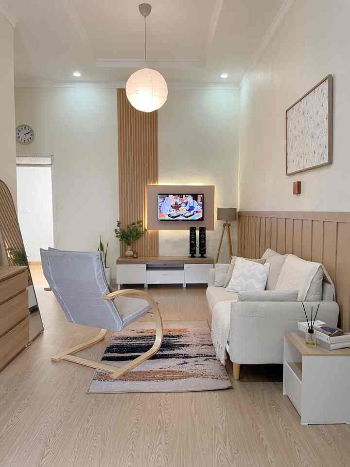 Dekorasi estetik yang juga fungsional.

- Karpet abstrak selain menambah kesan estetik membuat suasana living room menjadi lebih hangat dan nyaman.

- Kursi santai ala japandi, gak cuma designnya yg estetik dan unik duduk disini itu sangat nyaman.

- Throw blanket selain untuk mempercantik sofa bisa digunakan sebagai selimut saat sedang menonton TV.

- Nakas minimalis bukan hanya sekedar untuk pajangan saja tapi banyak kegunaan lain seperti untuk menyimpan buku-buku kecil, kotak tissue, kotak P3K dll. 

Semoga menginspirasi 🤎

#DekorasiEstetik #SmallDecorItems #DecorativeItems #SofaMinimalis #KarpetAbstrak #LampuGantung #KursiSantai #WallDecor