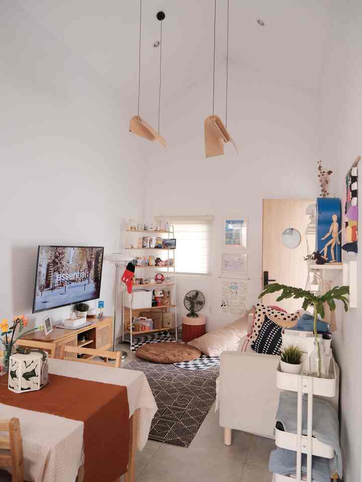 Percantik rumah dengan dekorasi estetik
—
Dekorasi estetik yang jadi andalanku untuk mempercantik rumah adalah sebagai berikut :
1. Dekorasi linen
Pemilihan motif dan warna pada karpet, throw,  sarung bantal dan taplak meja sangat mempengaruhi suasana ruangan.
2. Pajangan
Karena kami memiliki hobi mengoleksi mainan jadi di ruangan ini terdapat banyak koleksi mainan yang dijadikan pajangan dan menambah nuansa playful pada ruangan.
Beberapa tanaman artificial dengan berbagai ukuran juga menjadi salah satu pajangan yang mempercantik ruangan.
3. Dekorasi fungsional
Kami juga memilih tempat tisu, vas,  side table dan beberapa item fungsional lainnya dengan bentuk yang dekoratif supaya suasana ruangan tidak monoton.

#TaplakMeja #Karpet #RakPajangan #DekorasiEstetik #SmallDecorItems #DecorativeItems #LivingRoomIdeas #LivingRoomStyling