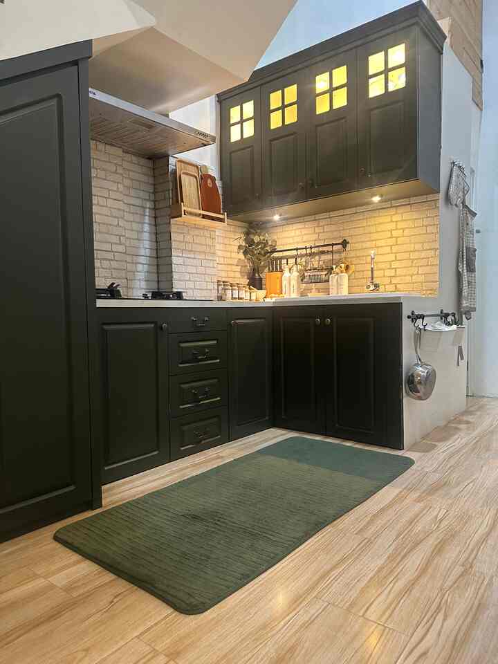 Perubahan total ada di bagian top table karena pengerjaan yang tidak sesuai di tukang yang pertama, akhirnya ketemu tukang kedua yang lebih mengerti kemauan kita dan selalu konsul sebelum mengerjakan sesuatu

#kitchenset #warnakitchenset #mydreamkitchen #kitchenrenovation #kitchenstyling #livewithkids #bandaaceh