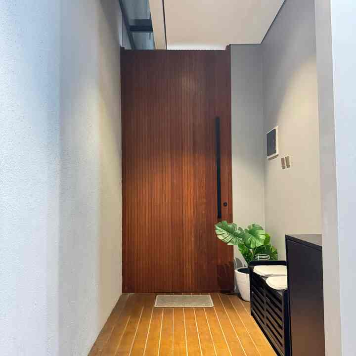 Dekor dikit-dikit untuk entrance way di outdoor dan indoor, dekorasi yang digunakan pada rumah ini banyak menggunakan tanaman sintetis contohnya untuk entrance way bagian outdoor kami menggunakan monstera sintetis dipadukan dengan rak sepatu dan cabinet yang berwarna hitam. 

Sedangkan untuk entrance way indoor khususnya pada bagian rak sepatu kami menggunakan furniture dan dekorasi dengan tema earth tone yang menyesuaikan interior rumah✨✨

 #RakSepatuJati #Monstera #MonsteraSintetis #EntranceInspiration #DekorasiEstetik #SmallDecorItems #DecorativeItems