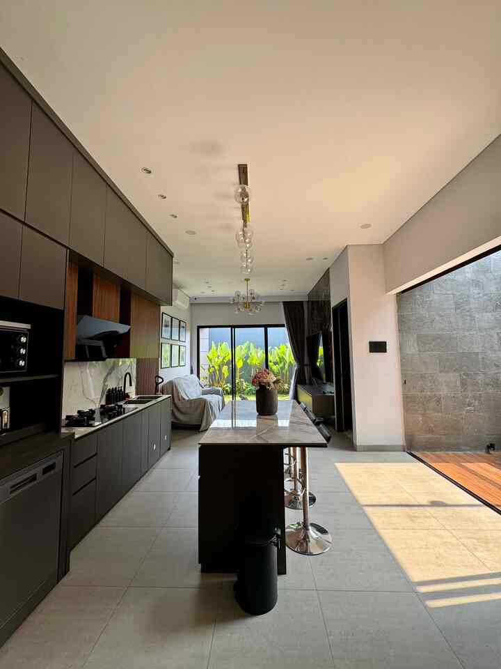 Karena dapur #tentramdihuni tidak terlalu besar, seiring berjalan waktu kami menambahkan area pantry di belakang dapur karena kami merasa membutuhkan space lebih banyak untuk menyimpan kitchen appliances di #tentramdihuni 

#kitchenset #kitchensetminimalis #kitchensetinspirasi #finishingHPL #MyDreamKitchen #KitchenRenovation #KitchenStyling 