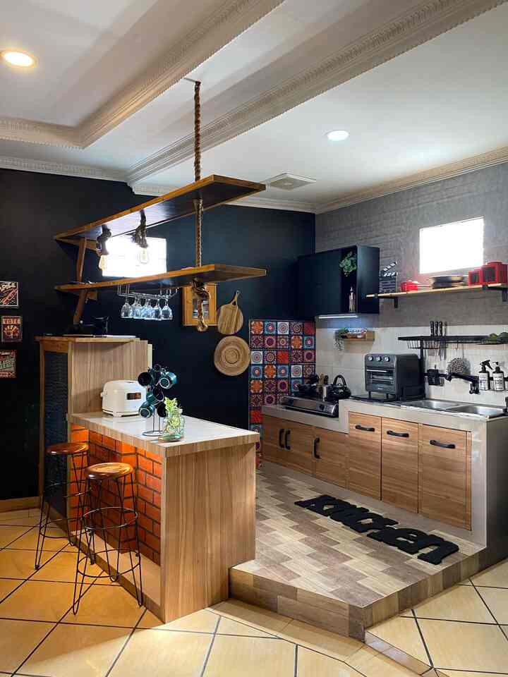 Perubahan kecil di dapur bananaahome ada pada backsplash atas. Terinspirasi dari cafe dengan nuansa industrial jadilah dapur ini, selain itu mengaplikasikan sticker kertasive bisa sedikit merubah ambience dapur jd lebih industrial sesuai dengan apa yg kami sukai. 

#MyDreamKitchen
#KitchenRenovation 
#KitchenStyling 
#StickerDapur
#Homecafe