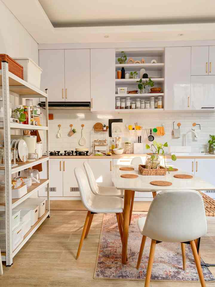 Dream Kitchen: White & Wood Edition ✨

Siapa sangka, tanpa renovasi besar, dapur bisa terasa fresh dan lebih estetik? Cuma dengan beberapa perubahan kecil, hasilnya langsung terasa!

✨ Kursi makan: dari biru ke putih, lebih clean & menyatu
✨ Sink: dari stainless ke putih, tampak lebih seamless
✨ Handle kabinet: dari silver ke gold, sentuhan elegan yang manis

Kadang, detail kecil justru bikin dampak besar. Kalau kamu pengen wujudkan dream kitchen, jangan buru-buru renovasi besar, coba mulai dari elemen sederhana yang bisa langsung mengubah suasana—lebih hemat, tapi tetap terasa perbedaannya!

#KitchenSet
#KitchenSetMinimalis
#BacksplashDapur
#WarnaHPLDapur
#HPLKabinetDapur
#MyDreamKitchen
#KitchenRenovation
#KitchenStyling
