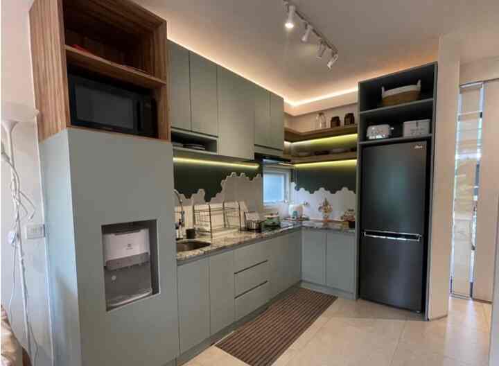 Dapur ini dibuat timeless dengan pilihan warna yang aman, seperti top table White Carrara dan backsplash putih. Biar nggak terlalu polos, backsplash-nya sengaja dibuat unfinished supaya ada aksen. Warna hijau telur asin dipilih karena netral, tapi tetap nggak membosankan.
#kesetdapur #panciinduksi #ricecooker #botolsabun #mydreamkitchen #kitchenrenovation #kitchenstyling