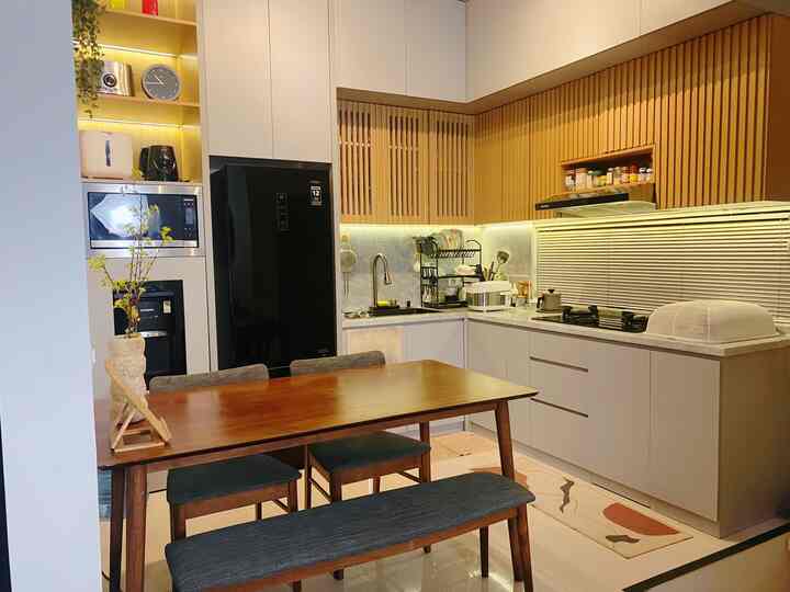 Renov dapur ala rumah jio. Beforenya ada di slide berikutnya. Banyak bgt barangnya, dan itu blm semua. Akhirnya kita memutuskan untuk custom kitchen set dan memaksimalkan ruangan dengan membuat kabinet sampai plafon. InsyaAllah barang2 jadi muat. Menggunakan HPL dari Taco kombinasi light grey dan choco affromosia. Semoga menginspirasi! #HPLTacoGreyInspiration #HPLTacoChocoInspiration #DiningTableInspiration #SinkAestheticInspiration #MyDreamKitchen #KitchenRenovation #KitchenStyling