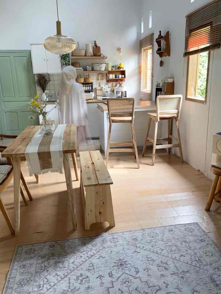 Perubahan besar pada area kitchen yg bkin kitchen aku tambah nyaman yaitu
✅ dengan menambah kitchen island yg aku jadikan sebagai area home cafe aku
✅ kitchen island aku pilih dengan design yg sama dengan kitchen set aku warna white and wood dengan bahan particle board
✅ ukuran kitchen island sangat proporsional sebagai preparation table dengan ukuran tinggi 90 cm panjang 120 cm dan lebar 75 cm
✅ aku tambahkan kursi bar bahan kayu jati dengan aksen rotan agar menambah kesan aesthetic
#kitchenset #kitchensetminimalis #kitchenisland #kitchenislandminimalis #wallpaperestetik #Mydreamkitchen #KitchenRenovation #KitchenStyling