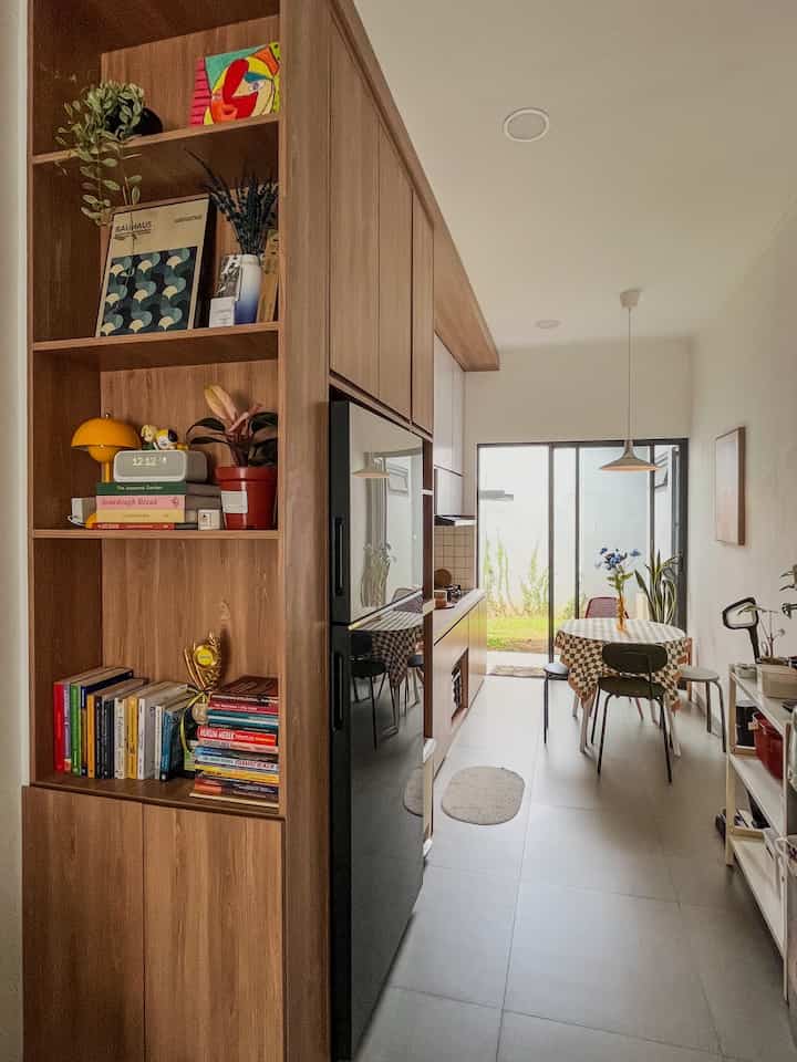 Untuk dekorasi ruangan, aku seneng banget memilih pernak-pernik estetik untuk ditempatin di ruangan tertentu, seperti lampu yang estetis, pajangan-pajangan di rak, buku-buku, dan tanaman artificial. Selain itu, penambahan tanaman hidup indoor juga semakin membuat “hidup” setiap ruangan. 😊🍃✨
#RakDindingEstetik #RakBukuEstetik #RakPajanganEstetik #LampuMejaEstetik #TanamanIndoor #TanamanArtificial #VasBungaEstetik #DekorasiEstetik #SmallDecorItems #DecorativeItems