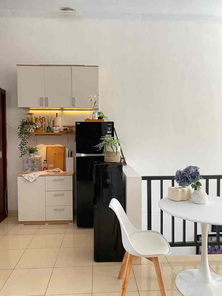 Jadi karena aku tinggal di lantai dua, cape juga kan bolak balik ke bawah akhirnya aku makeover area ini jadi tiny kitchen 😍

Konsepnya sih sangat minimalis dengan tone warna white and wood, di dapur ini bukan dapur kotor jd kalau pun masak pakai panci listrik, tapi aku taruh lemari es dan water dispenser supaya kalau mau bikin minuman lebih gampang

Semoga bisa menginspirasi yah 💕
#kitchenset #diningtable #kursimakan #rakdinding #carrumah #mejamakan #tanamanartificial #vasbunga #mydreamkitchen #kitchenrenovation #kitchenstyling