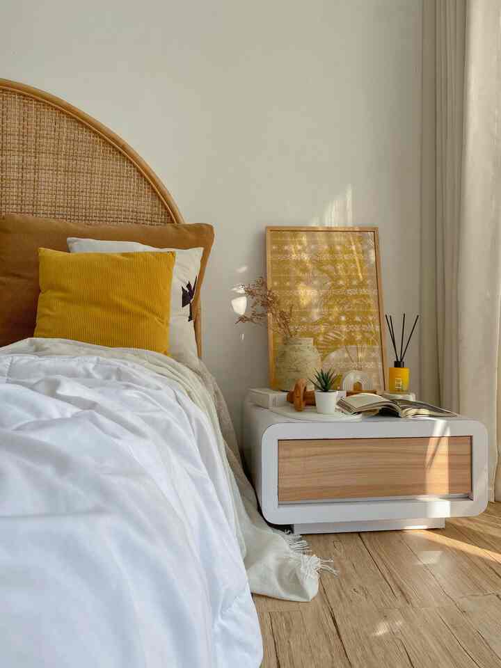 Dekorasi Estetik Bikin Suasana Lebih Hidup ✨

Dari yang polos jadi lebih warm dan berkarakter—sedikit sentuhan dekorasi bisa langsung mengubah suasana!

Ini beberapa dekorasi estetik pilihanku yang bikin ruangan terasa lebih hidup! 

✨ Vas dengan dried flowers untuk sentuhan natural
✨ Reed diffuser yang sekaligus jadi elemen estetis
✨ Stack buku sebagai aksen dekoratif yang effortless
✨ Mini tray & dekorasi keramik, detail kecil yang manis
✨ Wall decor batik yang cukup disenderkan

Kalau ditanya salah satu favoritku? Pastinya wall decor batik yang cukup disenderkan di side table, tetap estetik tanpa perlu repot menggantung!

Siapa bilang wall decor harus selalu digantung? Cukup disenderkan di atas side table seperti ini, langsung bikin sudut kamar lebih hidup!

#CatDinding
#LantaiVinyl 
#DipanKasur
#VasAesthetic
#HiasanDinding
#BantalDekorasi
#DekorasiEstetik
#SmallDecorItems
#DecorativeItems