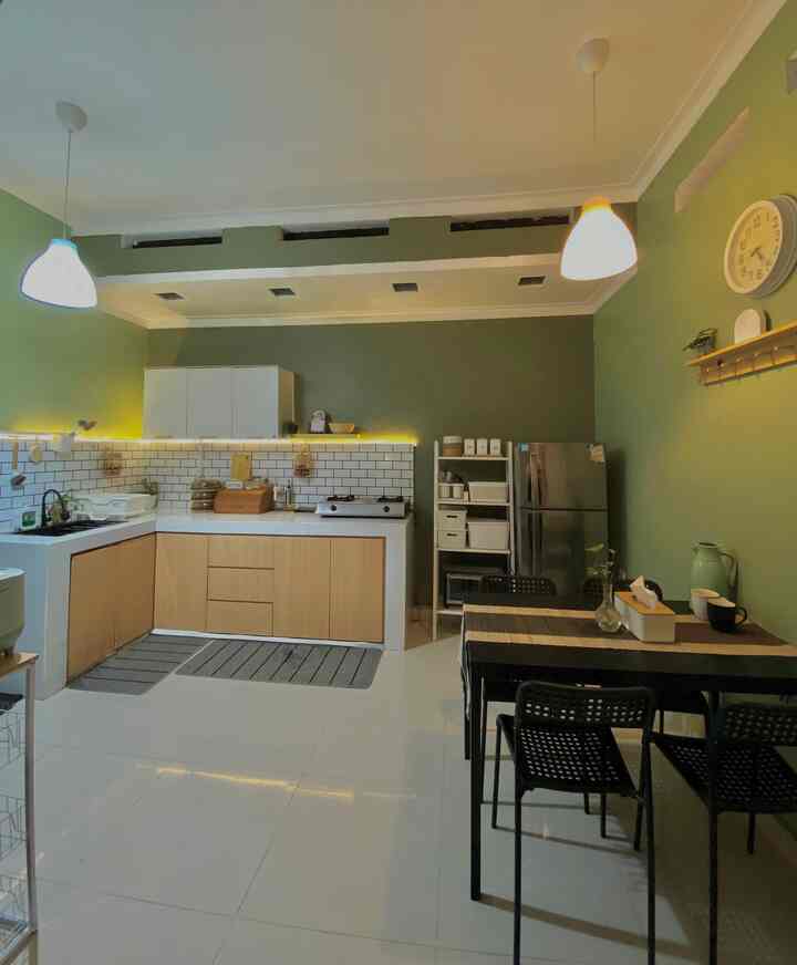 Transformasi warna cat dapur yang sebelum nya berwarna putih menjadi hijau ternyata membuat suasana dapur jadi berbeda.
Memadukan warna cat hijau muda dan hijau tua menjadikan dapur jadi lebih hidup.

#warnacatrumah
#warnacatdapur
#kitchensetminimalis
#MyDreamKitchen
#KitchenRenovation
#KitchenStyling