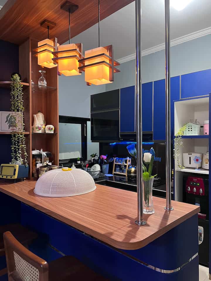 Mempunyai kitchen set adalah impian setiap keluarga di rumahnya. Kami baru bisa membuat kitchen set setelah menempati 2 tahun rumah ini. 
Dengan menggunakan material papan multi yang dilapisi HPL warna biru dipadukan dengan HPL taco motif kayu.
Bagian wastafel kami pasang sink dari bahan stainless, kusen jendelanya terbuat dari material besi hollow dan kaca. Bagian atasnya di tutup oleh papan gypsum dan di cat dengan warna abu. 
Untuk top table kami pakai granite warna hitam. Konsep mini bar jadi desain utama dapur ini agar lebih multifungsional. 


#MyDreamKitchen
#KitchenRenovation
#KitchenStyling
#Kitchenset
#Minibar
#makeoverdapur
#diydapur
#diyjendeladapur
#sinkdapur