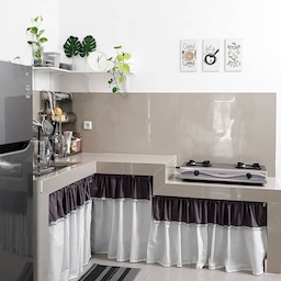 Dapur Minimalis yang Budget-Friendly!
——
Ternyata bisa loh mewujudkan dream kitchen di rumah minimalis seperti ini! Pakai struktur meja beton dengan material penutup granit 60x60 yang biasa digunakan untuk lantai. Lebih awet juga dan tahan air rayap.
Lalu bagian bawah kolongnya bisa disiasati dengan gorden kolong dan bagian atasnya menggunakan loose furniture sebagai top cabinet. Btw top cabinet ini harganya gak sampe 1jt loh!
#KitchenSet #KitchenSetMinimalis #DapurMinimalis #BacksplashDapue #MyDreamKitchen #KitchenRenovation #KitchenStyling
