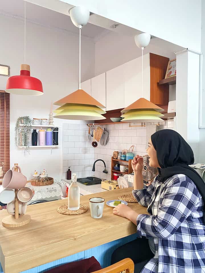 Cerita sedikit terkait perubahan pada area dinning room yang menyatu dengan kitchen pada rumah kami

Dari segi layout masih sama, tapi kami mengubah konsep area yang semula ala Japandi, kini menjadi lebih berwarna dengan menggabungkan konsep mid-century modern

Yang paling mencolok adalah mengganti dan memasang kap lampu gantung yang lebih eye catching dari koleksi TESAMMANS IKEA

Lalu kami juga menempatkan sejumlah perlengkapan dapur aesthetic ala korean cafe, seperti piring dan coffee maker machine

#LampuGantungDapur #LapurDapur #KertasPVC #RakGelasMinimalis #KeramikBackSplash #BotolMinum #MyDreamKitchen #KitchenRenovation #KitchenStyling
