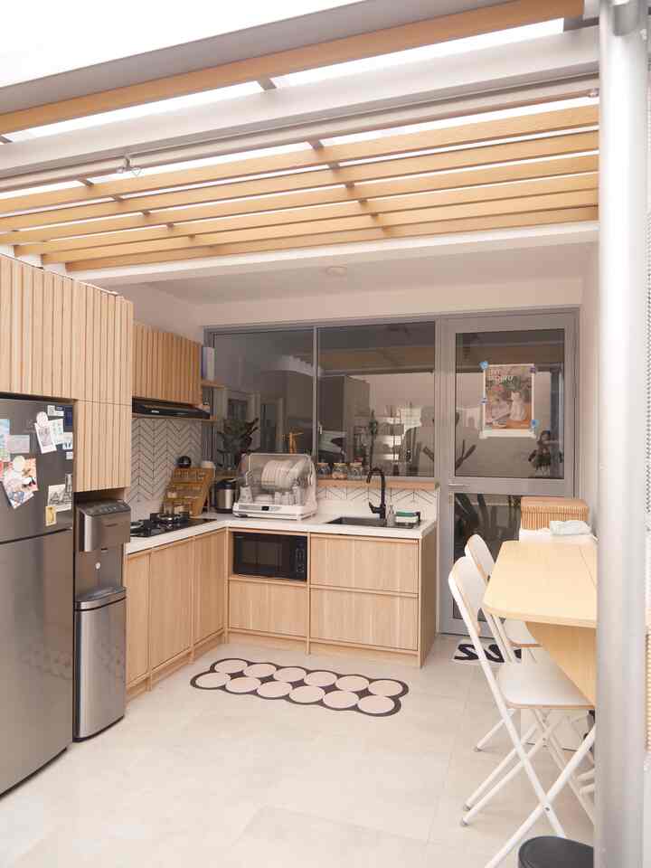 Hai semua! Kali ini mau bahas soal Renovasi kitchen di rumah ini, ada beberapa item yang kami upgrade untuk membuat dapur semakin nyaman, fungsional dan estetik :

1. Penambahan kanopi dengan penutup transparan dan kisi-kisi kayu
2. Extension plat lantai untuk memperluas ruangan
3. Penambahan meja lipat (penggunaannya dapat disesuaikan dengan kebutuhan, jika tidak digunakan bisa dilipat kembali agar ruangan terasa lebih luas)
4. Pembuatan kitchen set letter L untuk menanpung seluruh kitchen equipment dalam storagenya.

Dulunya dapur kami hanyalah dapur segaris berukuran 1.5x2.9m yang akhirnya di renovasi agar cukup menampung seluruh kitchen equipment✨😊

#LantaiGranit #AtapTransparan #KisiKisiKayu #MyDreamKitchen #KitchenRenovation #KitchenStyling #KitchenInspo #KitchenDesign
